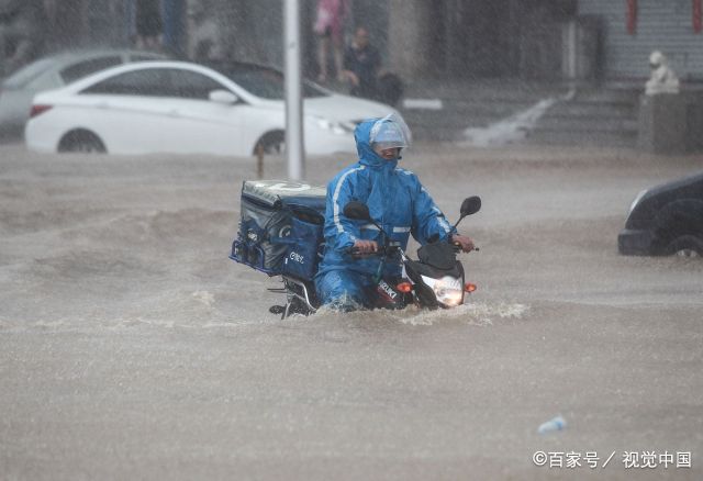 实拍外卖快递员心酸瞬间,齐腰深水前行,累的在包裹堆睡着